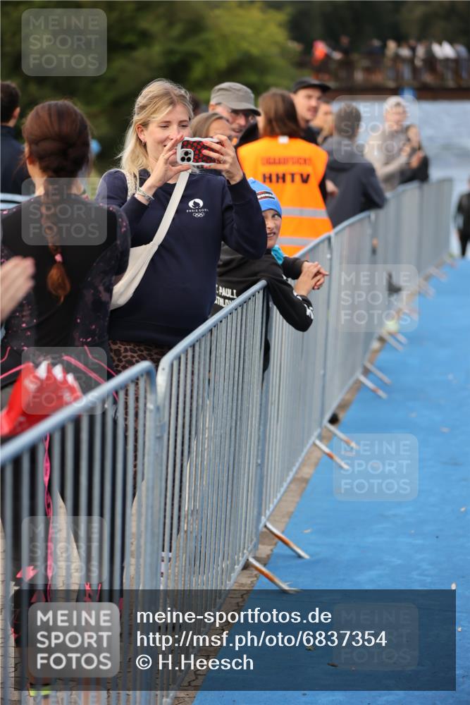25.08.2024 - Elbe Triathlon Hamburg H.Heesch http://msf.ph/oto/6837354 25.08.2024 08:37:24 Schwimmen 67 meine-sportfotos.de