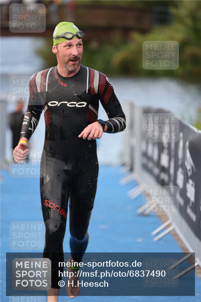 25.08.2024 - Elbe Triathlon Hamburg H.Heesch http://msf.ph/oto/6837490 25.08.2024 08:38:16 Schwimmen 53 meine-sportfotos.de