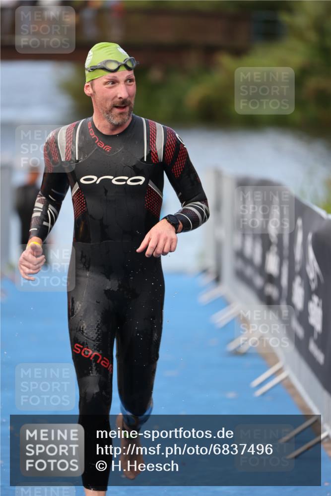 25.08.2024 - Elbe Triathlon Hamburg H.Heesch http://msf.ph/oto/6837496 25.08.2024 08:38:17 Schwimmen 53 meine-sportfotos.de