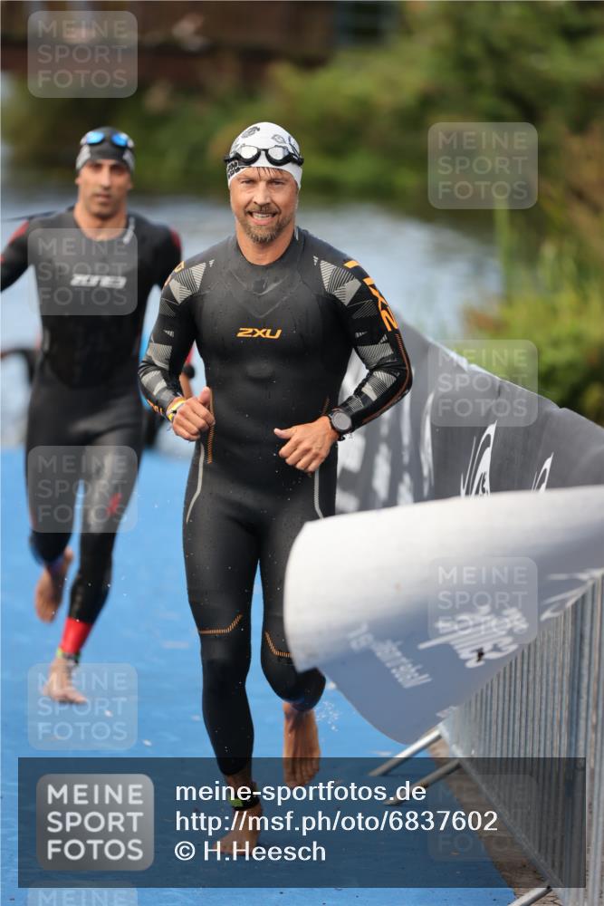 25.08.2024 - Elbe Triathlon Hamburg H.Heesch http://msf.ph/oto/6837602 25.08.2024 08:38:58 Schwimmen 66, 101, 111 meine-sportfotos.de