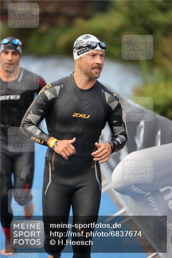 25.08.2024 - Elbe Triathlon Hamburg H.Heesch http://msf.ph/oto/6837674 25.08.2024 08:38:59 Schwimmen 66, 101, 111 meine-sportfotos.de
