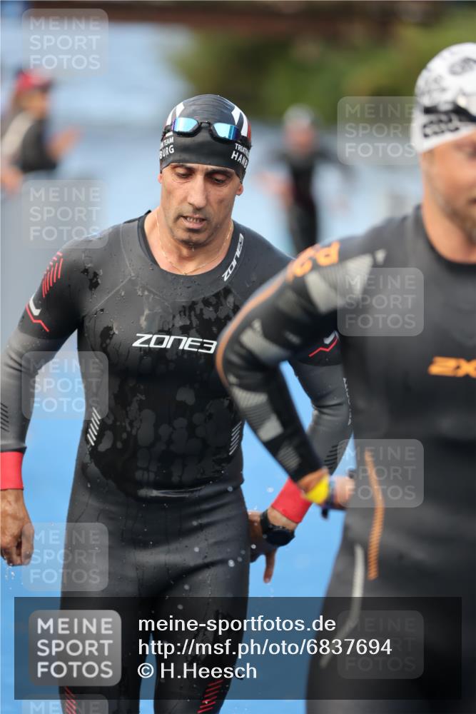 25.08.2024 - Elbe Triathlon Hamburg H.Heesch http://msf.ph/oto/6837694 25.08.2024 08:38:59 Schwimmen 66, 101, 111 meine-sportfotos.de