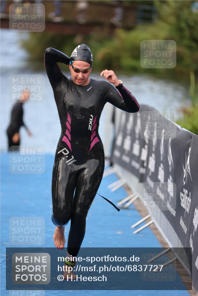 25.08.2024 - Elbe Triathlon Hamburg H.Heesch http://msf.ph/oto/6837727 25.08.2024 08:39:05 Schwimmen 66, 101, 111 meine-sportfotos.de