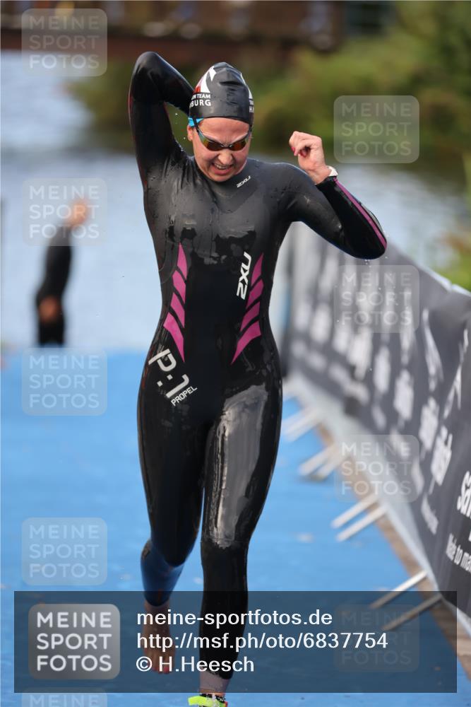 25.08.2024 - Elbe Triathlon Hamburg H.Heesch http://msf.ph/oto/6837754 25.08.2024 08:39:06 Schwimmen 66, 101, 111 meine-sportfotos.de