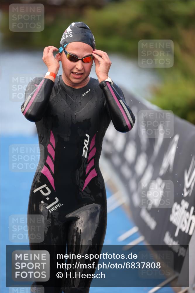 25.08.2024 - Elbe Triathlon Hamburg H.Heesch http://msf.ph/oto/6837808 25.08.2024 08:39:06 Schwimmen 66, 101, 111 meine-sportfotos.de