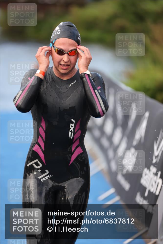 25.08.2024 - Elbe Triathlon Hamburg H.Heesch http://msf.ph/oto/6837812 25.08.2024 08:39:07 Schwimmen 66, 101, 111 meine-sportfotos.de
