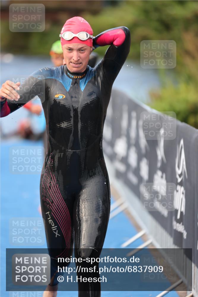 25.08.2024 - Elbe Triathlon Hamburg H.Heesch http://msf.ph/oto/6837909 25.08.2024 08:40:36 Schwimmen 62, 73, 107 meine-sportfotos.de