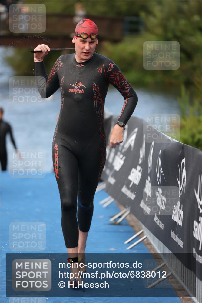 25.08.2024 - Elbe Triathlon Hamburg H.Heesch http://msf.ph/oto/6838012 25.08.2024 08:40:45 Schwimmen 62, 73, 107 meine-sportfotos.de