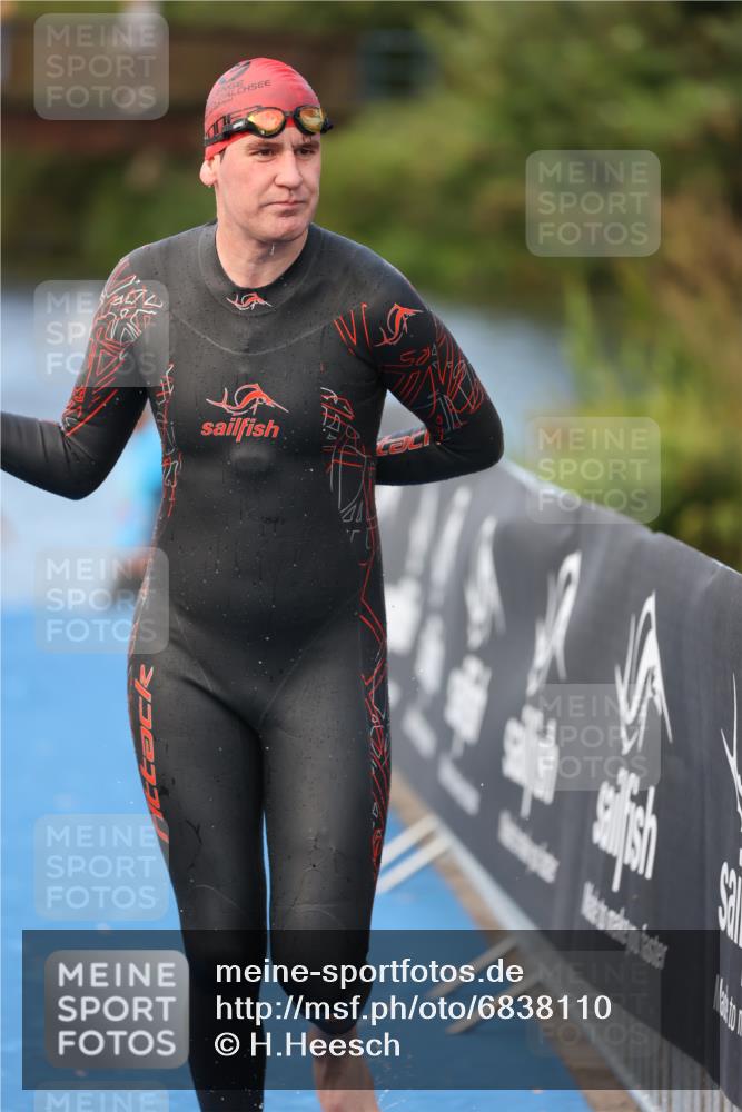 25.08.2024 - Elbe Triathlon Hamburg H.Heesch http://msf.ph/oto/6838110 25.08.2024 08:40:46 Schwimmen 62, 73, 107 meine-sportfotos.de