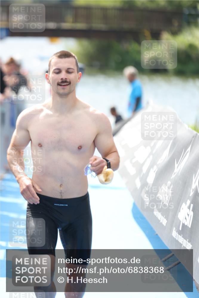 25.08.2024 - Elbe Triathlon Hamburg H.Heesch http://msf.ph/oto/6838368 25.08.2024 14:05:01 Schwimmen 1, 2, 14, 25, 26, 27, 31 meine-sportfotos.de