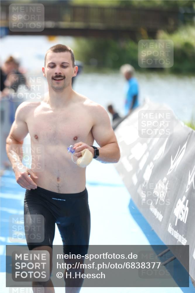 25.08.2024 - Elbe Triathlon Hamburg H.Heesch http://msf.ph/oto/6838377 25.08.2024 14:05:01 Schwimmen 1, 2, 14, 25, 26, 27, 31 meine-sportfotos.de