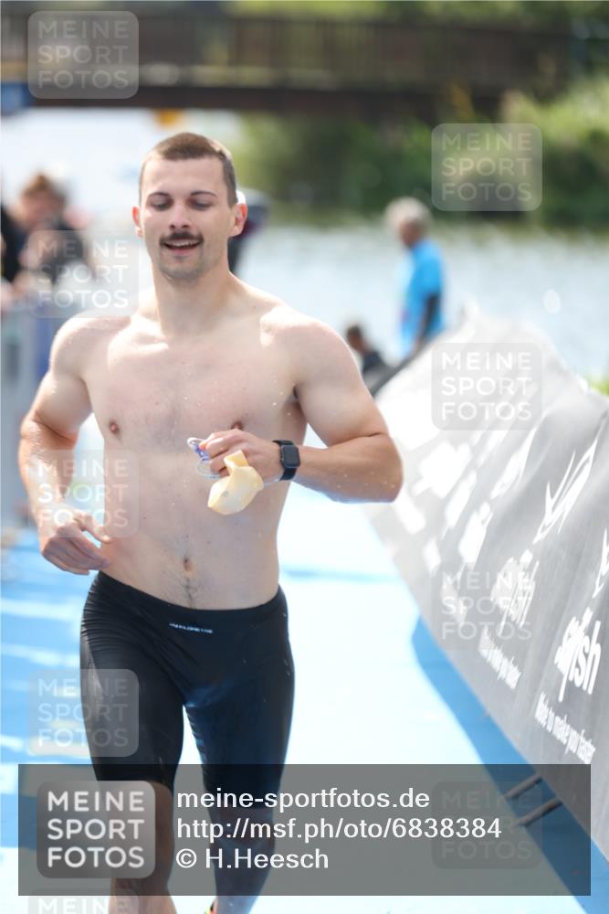 25.08.2024 - Elbe Triathlon Hamburg H.Heesch http://msf.ph/oto/6838384 25.08.2024 14:05:01 Schwimmen 1, 2, 14, 25, 26, 27, 31 meine-sportfotos.de