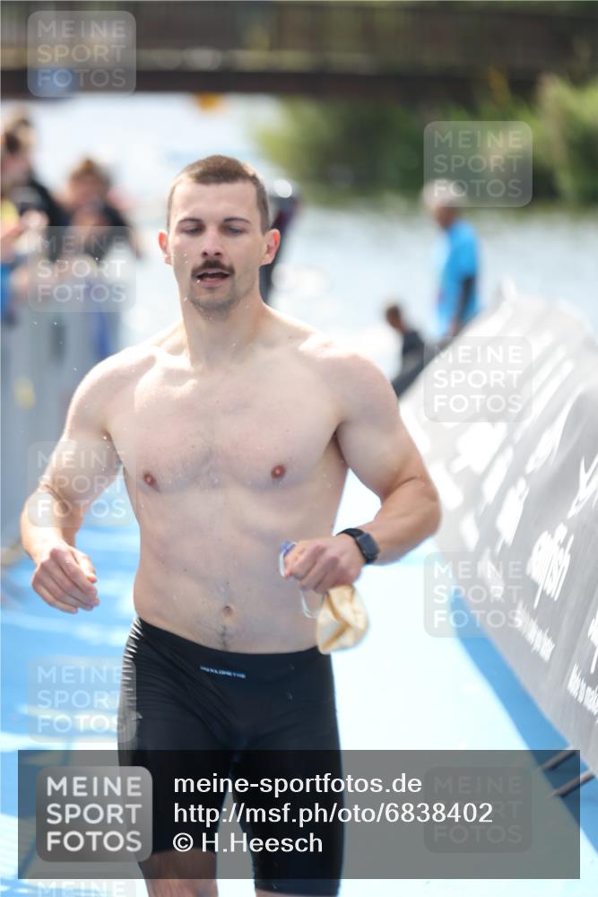 25.08.2024 - Elbe Triathlon Hamburg H.Heesch http://msf.ph/oto/6838402 25.08.2024 14:05:01 Schwimmen 1, 2, 14, 25, 26, 27, 31 meine-sportfotos.de
