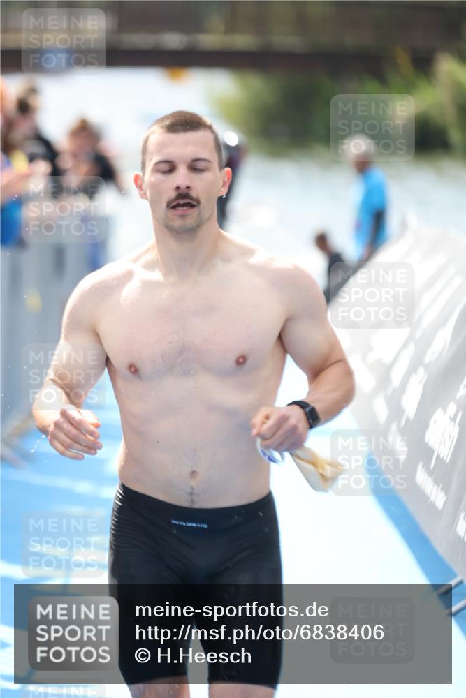 25.08.2024 - Elbe Triathlon Hamburg H.Heesch http://msf.ph/oto/6838406 25.08.2024 14:05:01 Schwimmen 1, 2, 14, 25, 26, 27, 31 meine-sportfotos.de