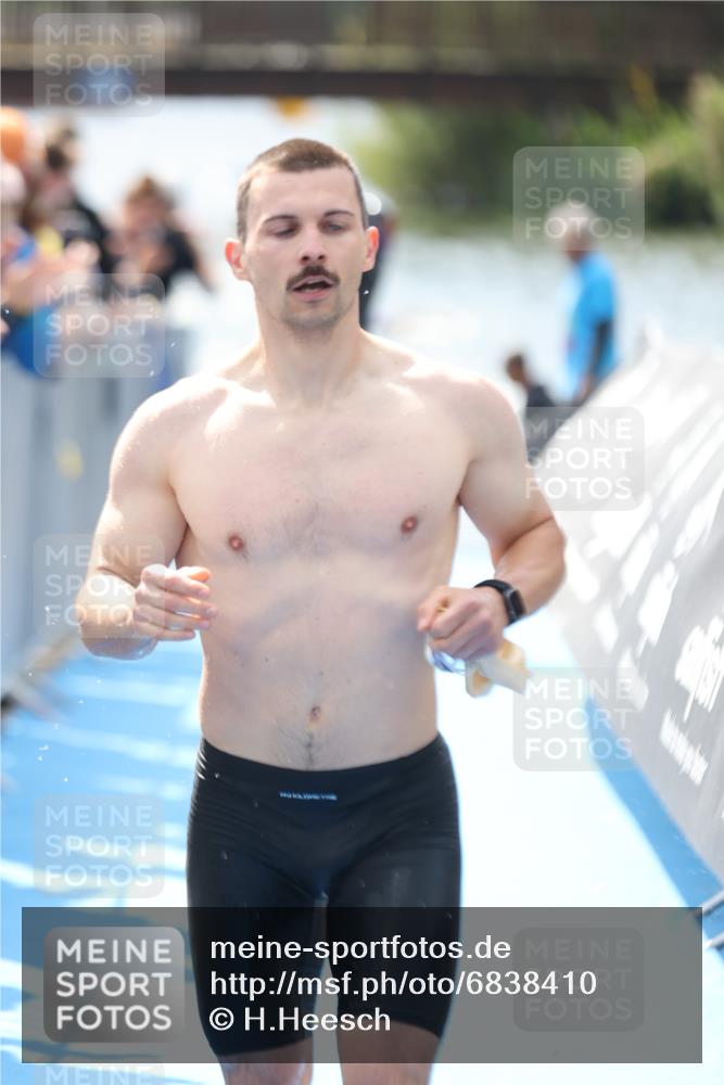 25.08.2024 - Elbe Triathlon Hamburg H.Heesch http://msf.ph/oto/6838410 25.08.2024 14:05:01 Schwimmen 1, 2, 14, 25, 26, 27, 31 meine-sportfotos.de