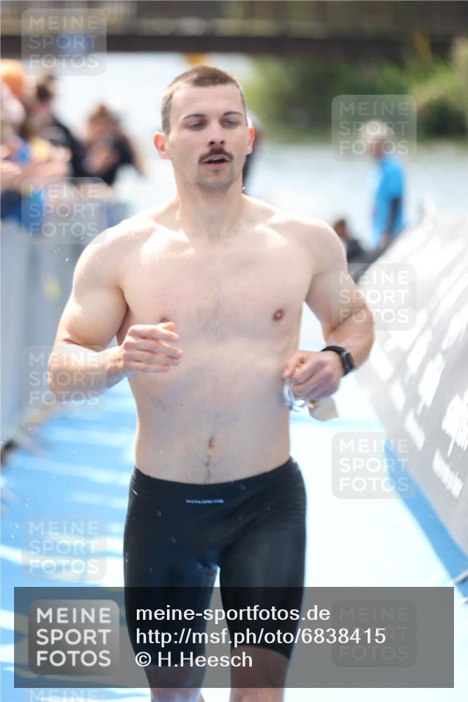 25.08.2024 - Elbe Triathlon Hamburg H.Heesch http://msf.ph/oto/6838415 25.08.2024 14:05:01 Schwimmen 1, 2, 14, 25, 26, 27, 31 meine-sportfotos.de