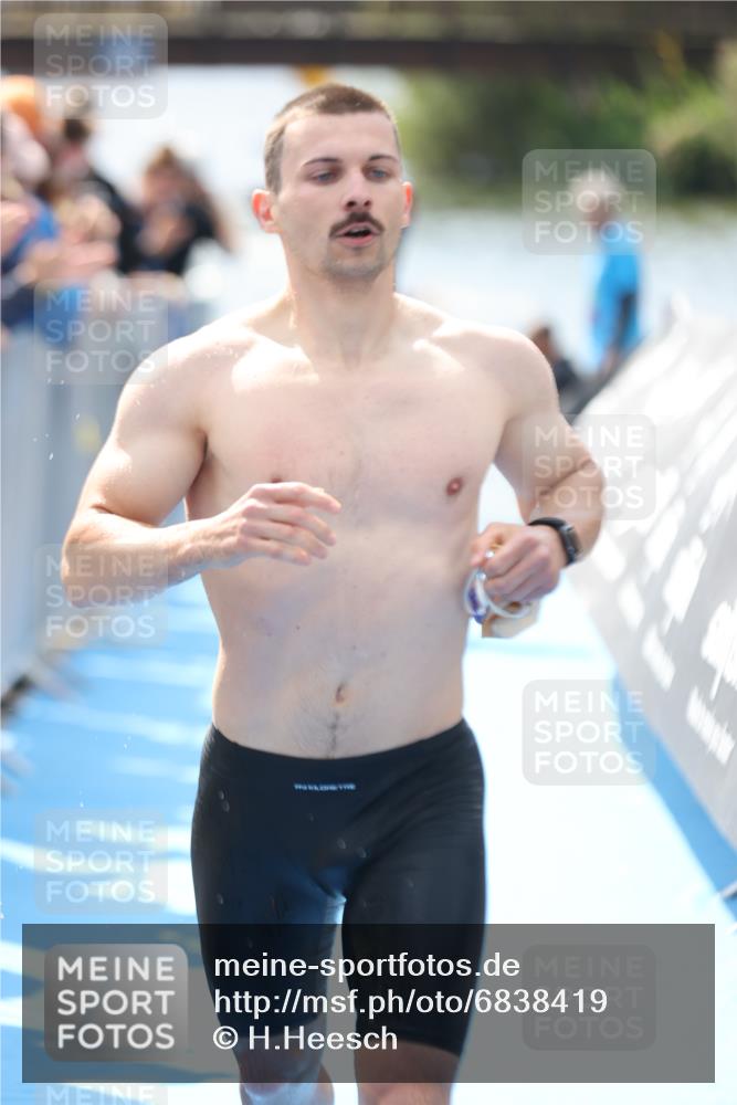 25.08.2024 - Elbe Triathlon Hamburg H.Heesch http://msf.ph/oto/6838419 25.08.2024 14:05:01 Schwimmen 1, 2, 14, 25, 26, 27, 31 meine-sportfotos.de