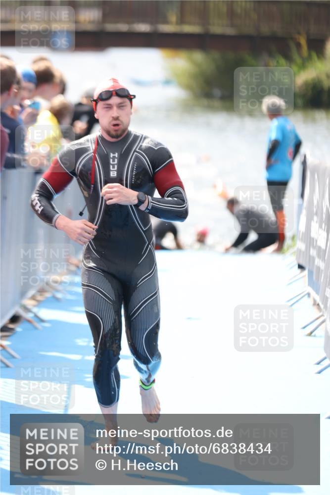 25.08.2024 - Elbe Triathlon Hamburg H.Heesch http://msf.ph/oto/6838434 25.08.2024 14:05:04 Schwimmen 1, 2, 14, 25, 26, 31 meine-sportfotos.de