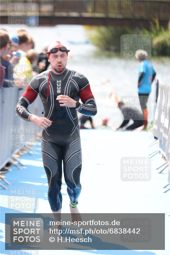 25.08.2024 - Elbe Triathlon Hamburg H.Heesch http://msf.ph/oto/6838442 25.08.2024 14:05:05 Schwimmen 1, 2, 14, 25, 26, 31 meine-sportfotos.de