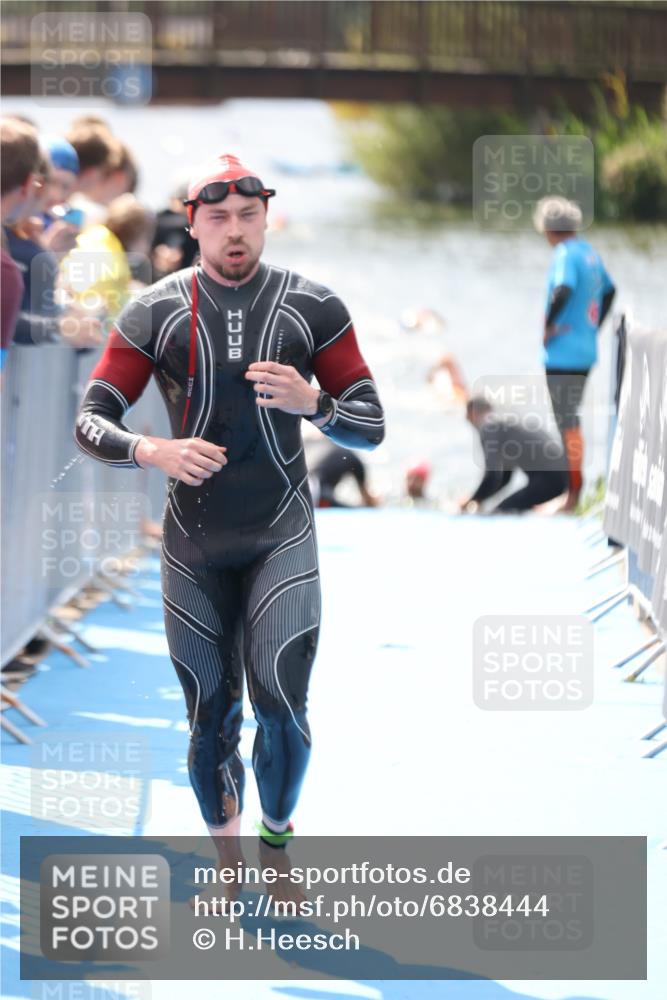 25.08.2024 - Elbe Triathlon Hamburg H.Heesch http://msf.ph/oto/6838444 25.08.2024 14:05:05 Schwimmen 1, 2, 14, 25, 26, 31 meine-sportfotos.de