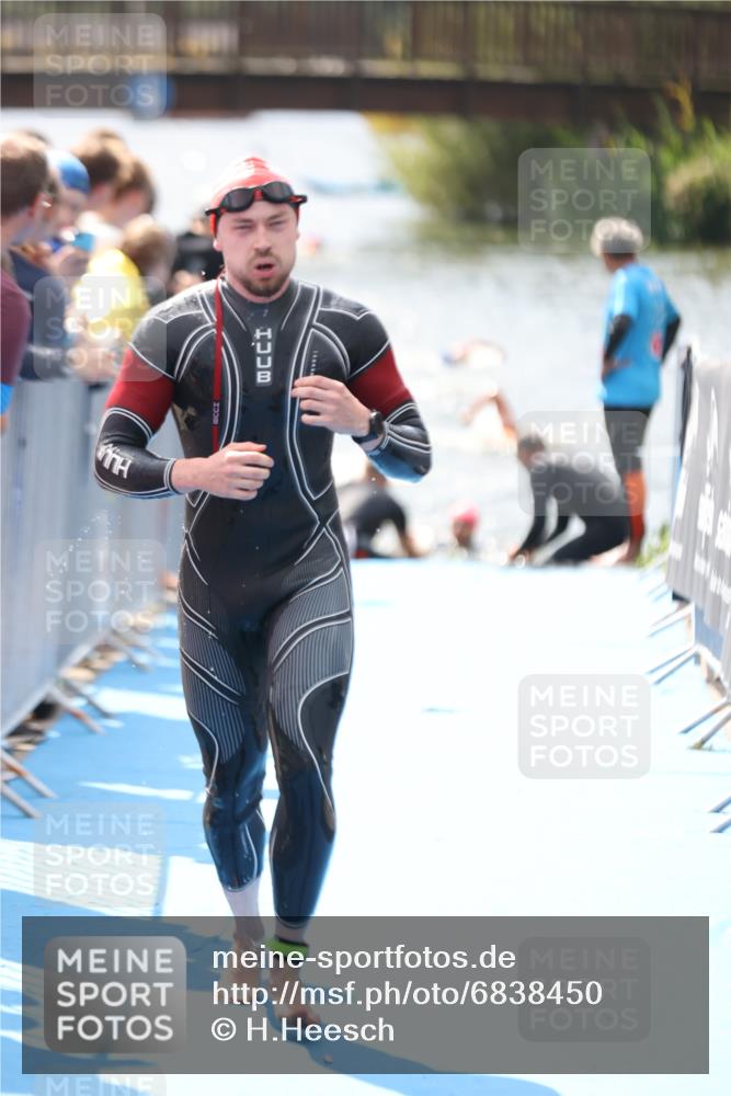 25.08.2024 - Elbe Triathlon Hamburg H.Heesch http://msf.ph/oto/6838450 25.08.2024 14:05:05 Schwimmen 1, 2, 14, 25, 26, 31 meine-sportfotos.de