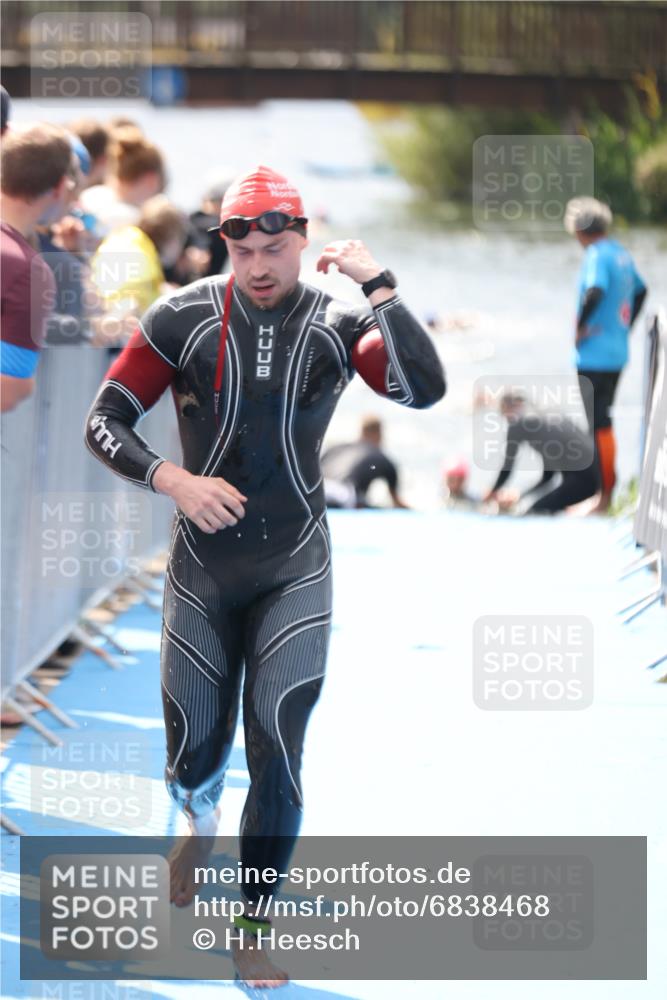25.08.2024 - Elbe Triathlon Hamburg H.Heesch http://msf.ph/oto/6838468 25.08.2024 14:05:05 Schwimmen 1, 2, 14, 25, 26, 31 meine-sportfotos.de