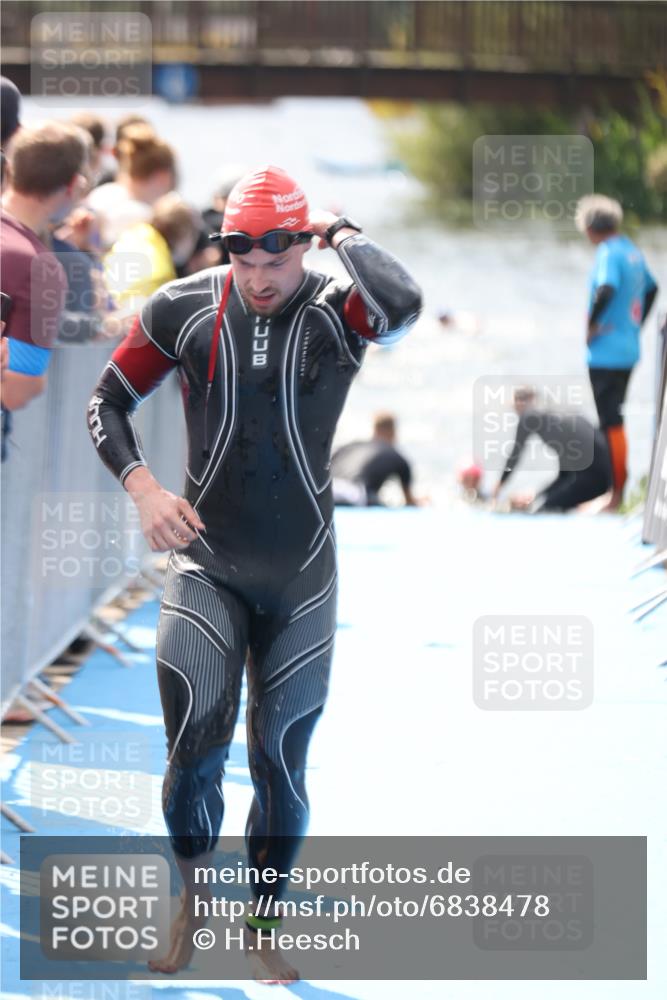 25.08.2024 - Elbe Triathlon Hamburg H.Heesch http://msf.ph/oto/6838478 25.08.2024 14:05:05 Schwimmen 1, 2, 14, 25, 26, 31 meine-sportfotos.de