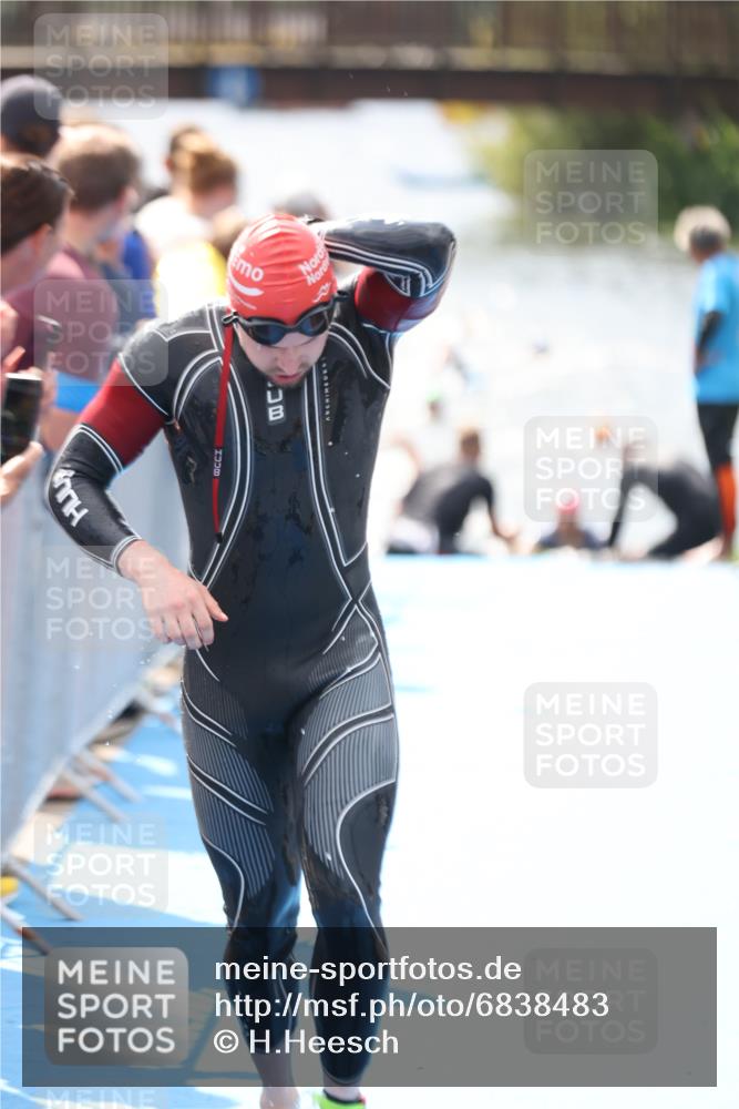 25.08.2024 - Elbe Triathlon Hamburg H.Heesch http://msf.ph/oto/6838483 25.08.2024 14:05:05 Schwimmen 1, 2, 14, 25, 26, 31 meine-sportfotos.de
