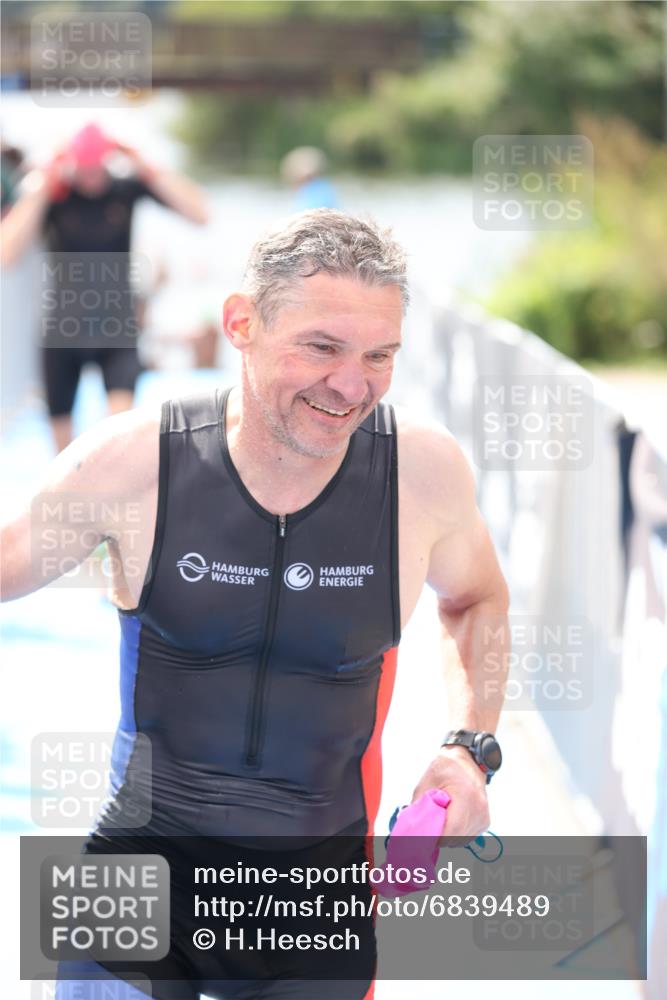 25.08.2024 - Elbe Triathlon Hamburg H.Heesch http://msf.ph/oto/6839489 25.08.2024 14:05:44 Schwimmen 4, 15, 17, 19, 22, 29 meine-sportfotos.de