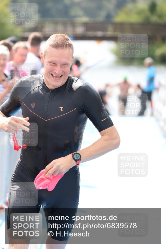 25.08.2024 - Elbe Triathlon Hamburg H.Heesch http://msf.ph/oto/6839578 25.08.2024 14:05:47 Schwimmen 15, 17, 19, 22, 29 meine-sportfotos.de