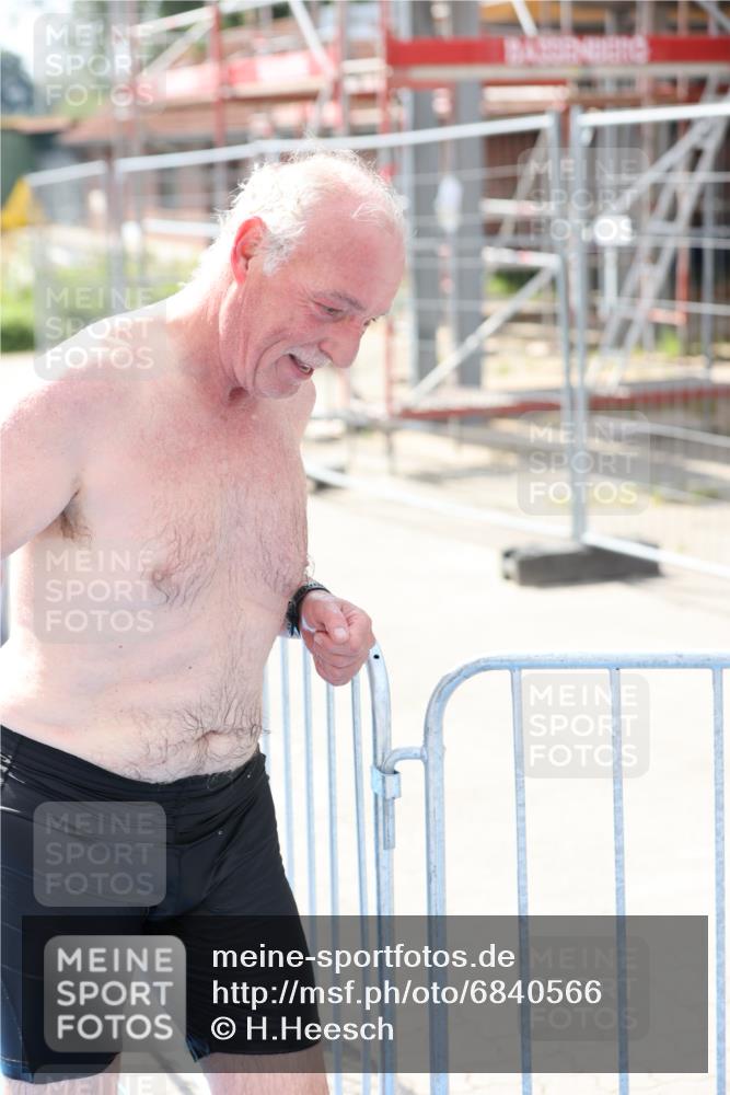 25.08.2024 - Elbe Triathlon Hamburg H.Heesch http://msf.ph/oto/6840566 25.08.2024 14:08:27 Schwimmen 32 meine-sportfotos.de
