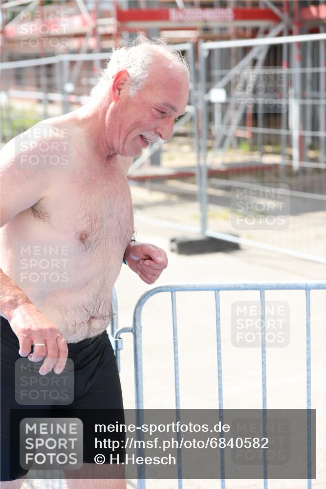 25.08.2024 - Elbe Triathlon Hamburg H.Heesch http://msf.ph/oto/6840582 25.08.2024 14:08:27 Schwimmen 32 meine-sportfotos.de