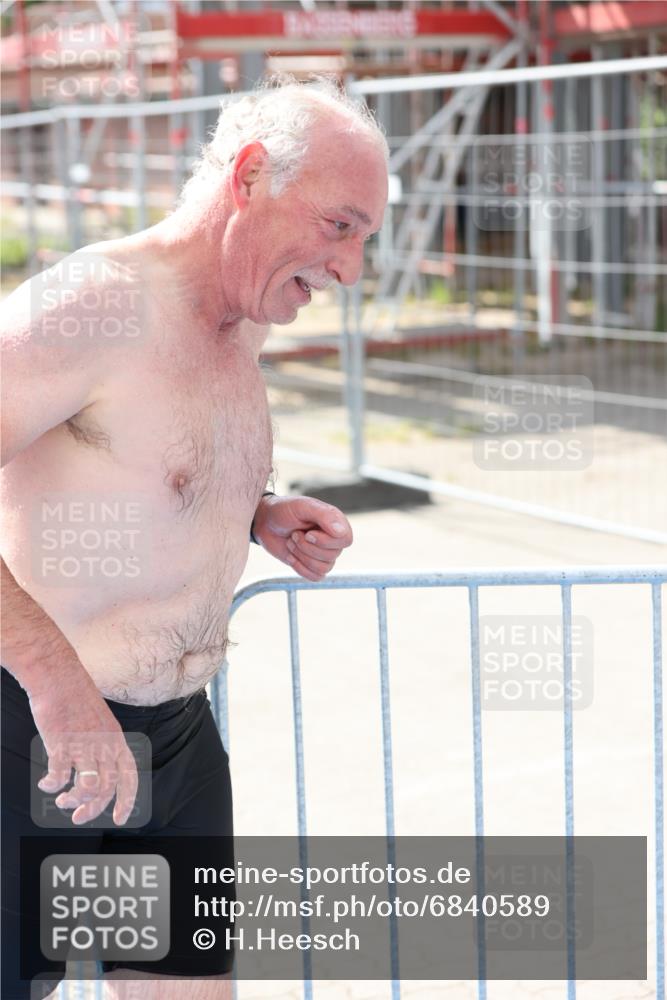 25.08.2024 - Elbe Triathlon Hamburg H.Heesch http://msf.ph/oto/6840589 25.08.2024 14:08:27 Schwimmen 32 meine-sportfotos.de