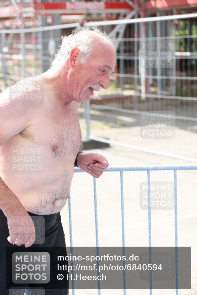25.08.2024 - Elbe Triathlon Hamburg H.Heesch http://msf.ph/oto/6840594 25.08.2024 14:08:27 Schwimmen 32 meine-sportfotos.de