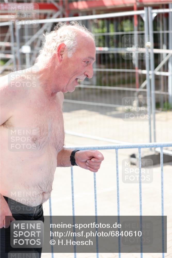 25.08.2024 - Elbe Triathlon Hamburg H.Heesch http://msf.ph/oto/6840610 25.08.2024 14:08:27 Schwimmen 32 meine-sportfotos.de
