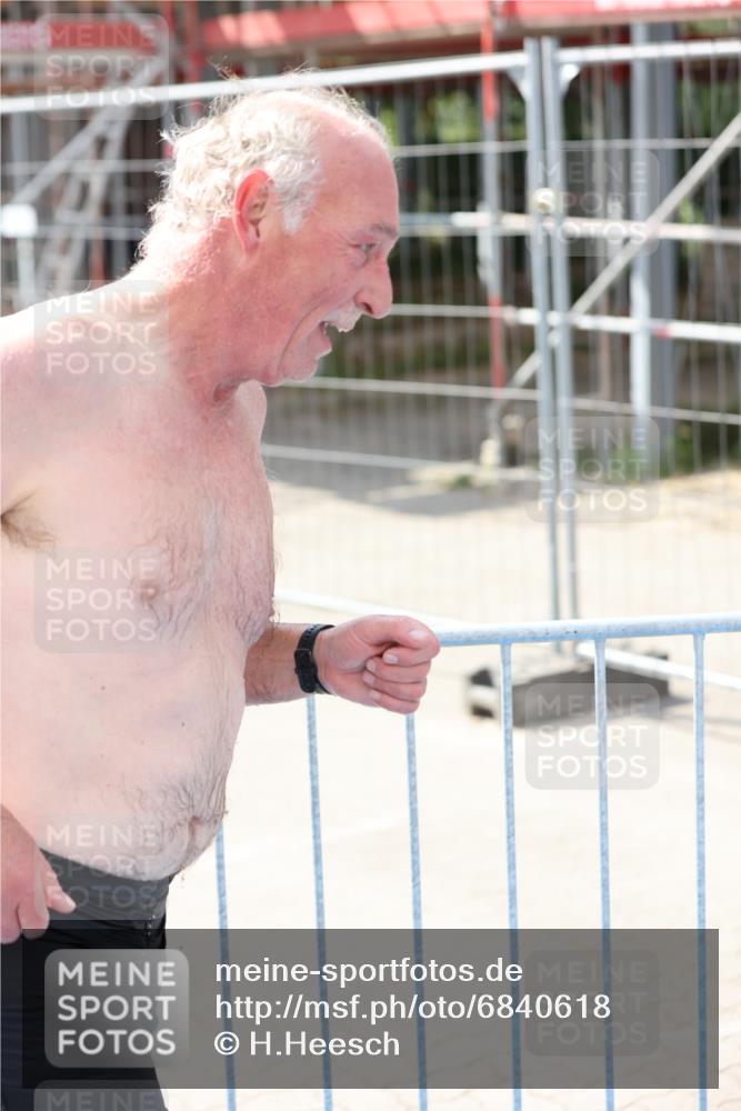 25.08.2024 - Elbe Triathlon Hamburg H.Heesch http://msf.ph/oto/6840618 25.08.2024 14:08:27 Schwimmen 32 meine-sportfotos.de