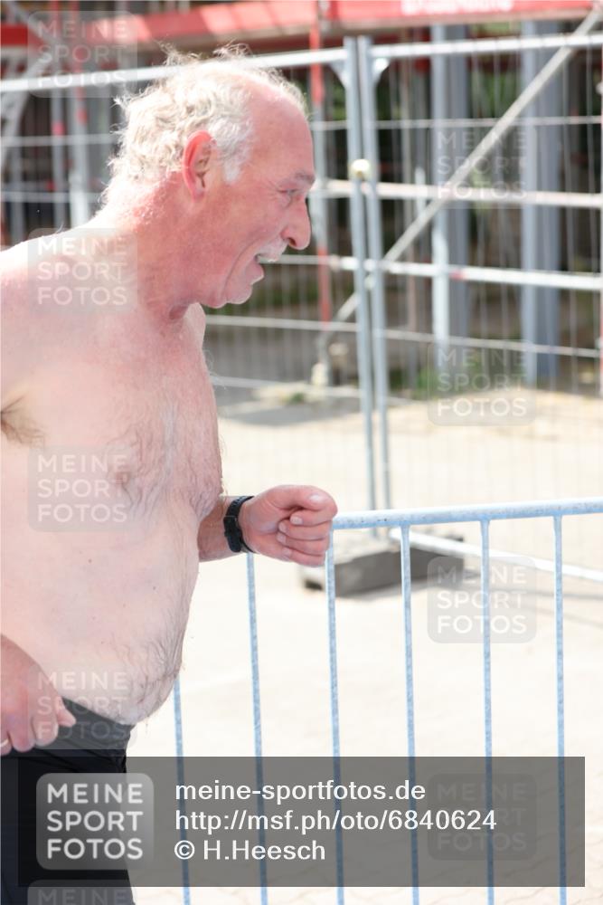 25.08.2024 - Elbe Triathlon Hamburg H.Heesch http://msf.ph/oto/6840624 25.08.2024 14:08:27 Schwimmen 32 meine-sportfotos.de