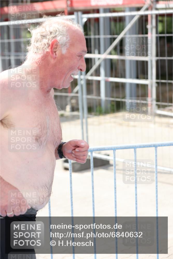 25.08.2024 - Elbe Triathlon Hamburg H.Heesch http://msf.ph/oto/6840632 25.08.2024 14:08:27 Schwimmen 32 meine-sportfotos.de