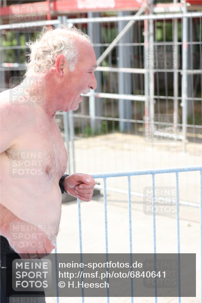 25.08.2024 - Elbe Triathlon Hamburg H.Heesch http://msf.ph/oto/6840641 25.08.2024 14:08:27 Schwimmen 32 meine-sportfotos.de