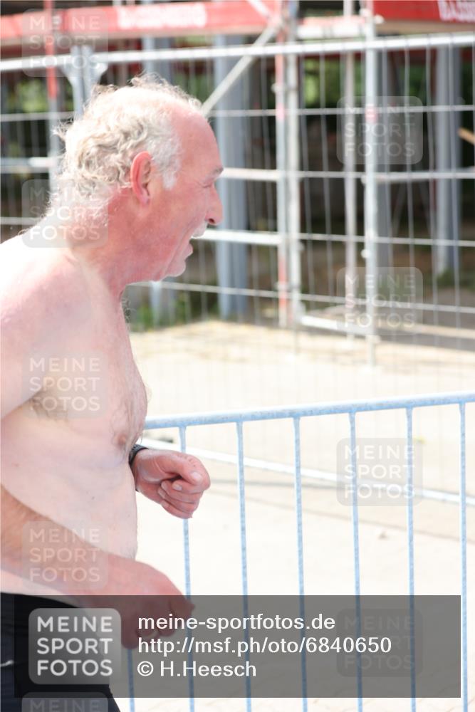 25.08.2024 - Elbe Triathlon Hamburg H.Heesch http://msf.ph/oto/6840650 25.08.2024 14:08:27 Schwimmen 32 meine-sportfotos.de