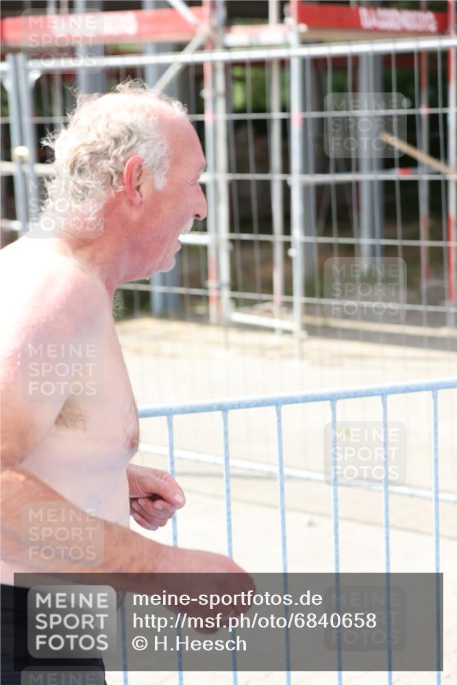 25.08.2024 - Elbe Triathlon Hamburg H.Heesch http://msf.ph/oto/6840658 25.08.2024 14:08:27 Schwimmen 32 meine-sportfotos.de