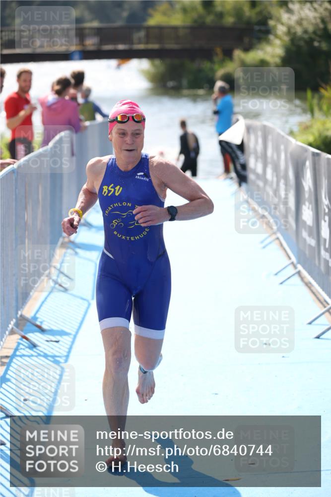 25.08.2024 - Elbe Triathlon Hamburg H.Heesch http://msf.ph/oto/6840744 25.08.2024 14:33:15 Schwimmen  meine-sportfotos.de