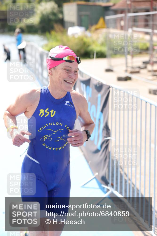 25.08.2024 - Elbe Triathlon Hamburg H.Heesch http://msf.ph/oto/6840859 25.08.2024 14:33:16 Schwimmen  meine-sportfotos.de