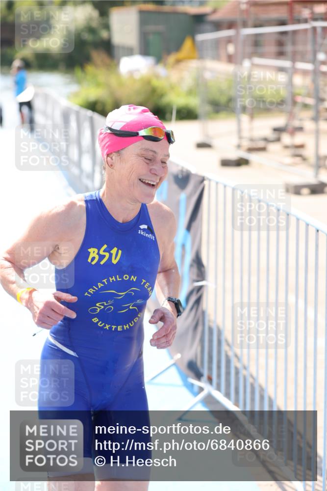 25.08.2024 - Elbe Triathlon Hamburg H.Heesch http://msf.ph/oto/6840866 25.08.2024 14:33:16 Schwimmen  meine-sportfotos.de
