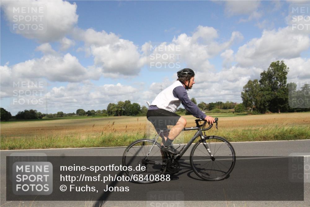 25.08.2024 - Elbe Triathlon Hamburg Fuchs,  Jonas http://msf.ph/oto/6840888 25.08.2024 11:10:55 Radfahren 1556, 1423, 1514 meine-sportfotos.de