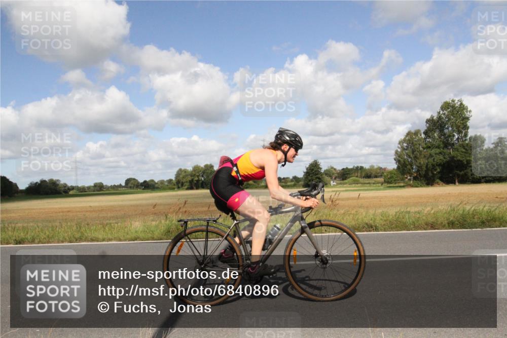 25.08.2024 - Elbe Triathlon Hamburg Fuchs,  Jonas http://msf.ph/oto/6840896 25.08.2024 11:10:58 Radfahren 1423, 1514 meine-sportfotos.de