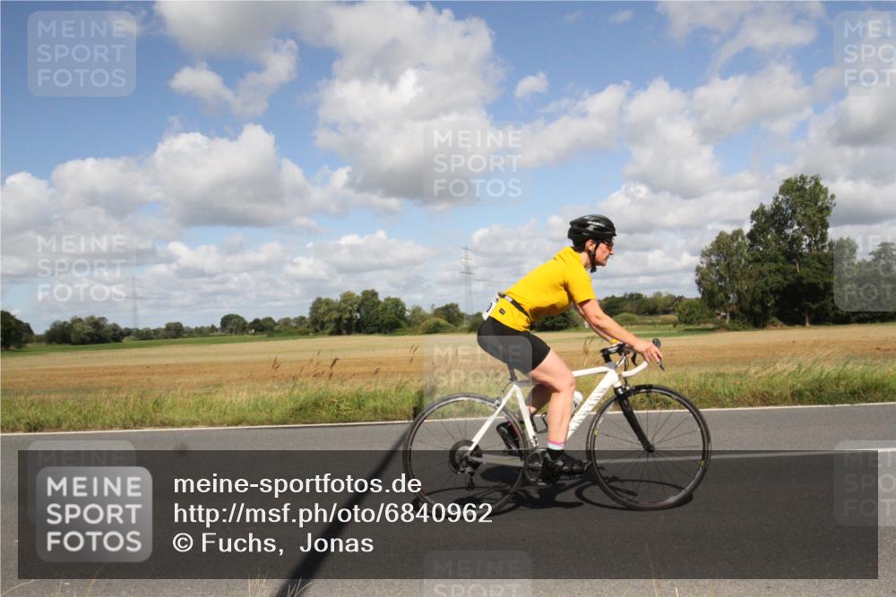25.08.2024 - Elbe Triathlon Hamburg Fuchs,  Jonas http://msf.ph/oto/6840962 25.08.2024 11:12:08 Radfahren 1510 meine-sportfotos.de