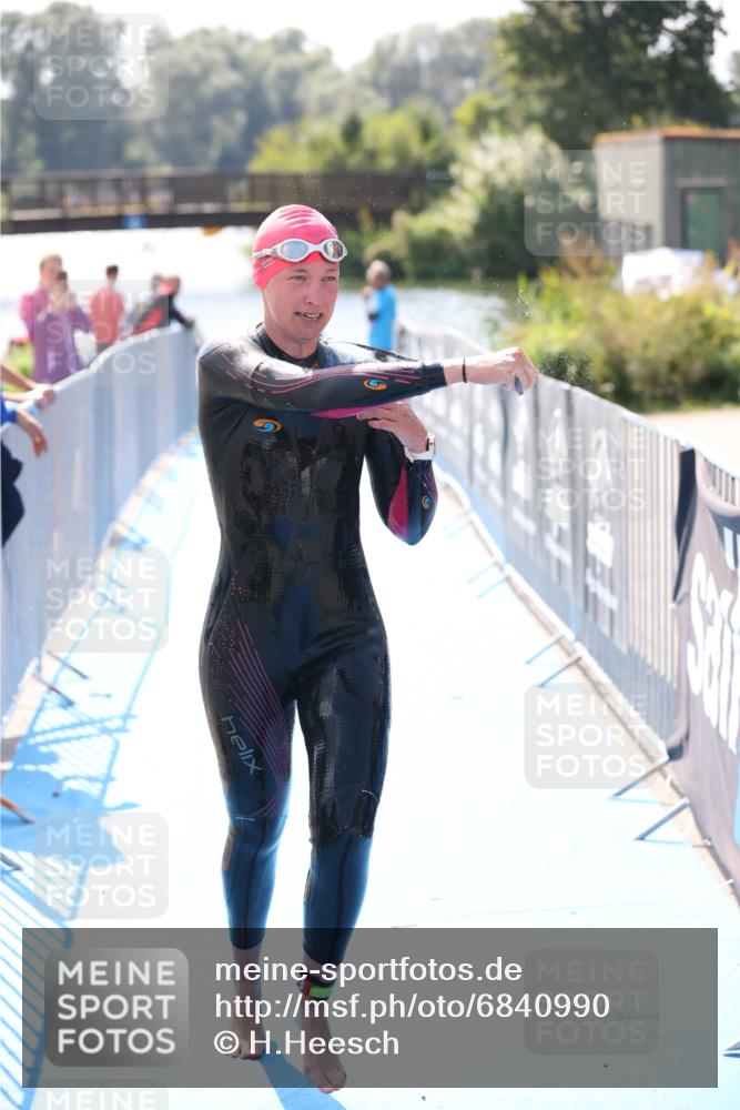 25.08.2024 - Elbe Triathlon Hamburg H.Heesch http://msf.ph/oto/6840990 25.08.2024 14:33:31 Schwimmen  meine-sportfotos.de