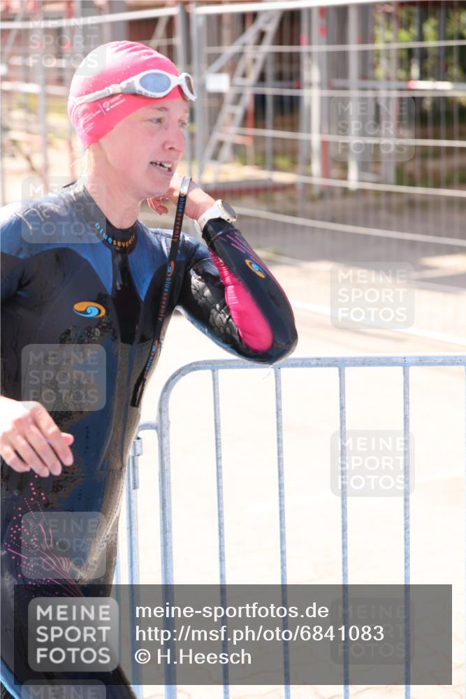 25.08.2024 - Elbe Triathlon Hamburg H.Heesch http://msf.ph/oto/6841083 25.08.2024 14:33:32 Schwimmen  meine-sportfotos.de