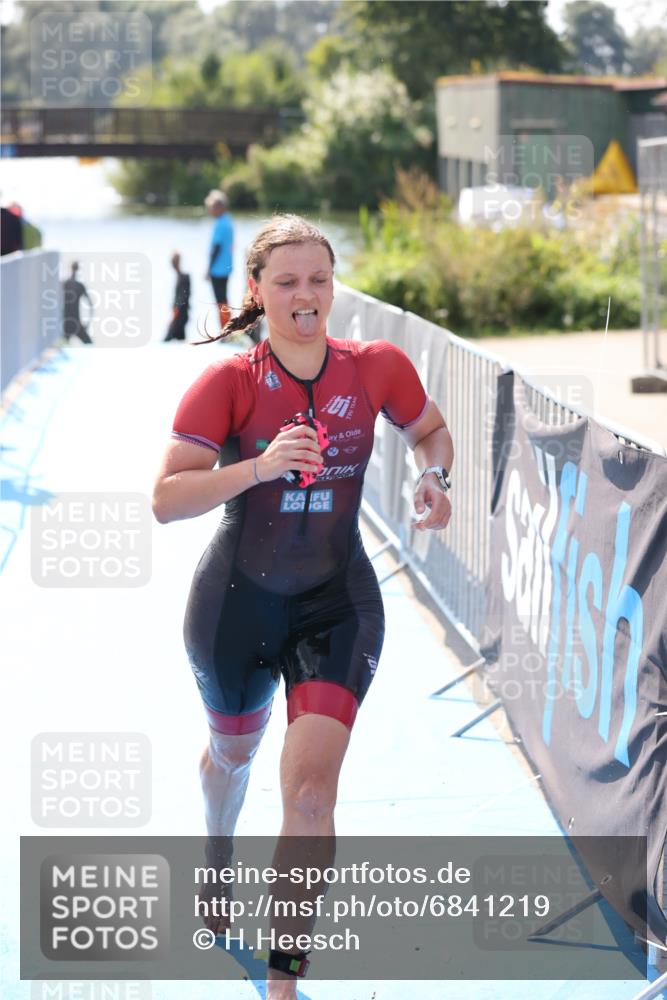 25.08.2024 - Elbe Triathlon Hamburg H.Heesch http://msf.ph/oto/6841219 25.08.2024 14:33:53 Schwimmen  meine-sportfotos.de